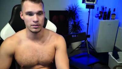 Hot gay with big muscles masturbates - nvdvid.com