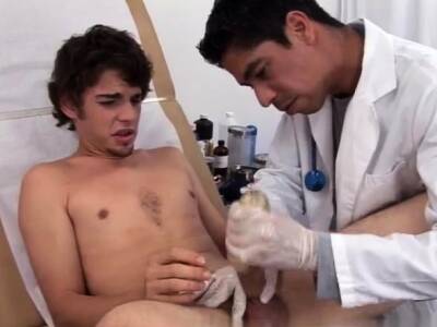 Gay muscular doctor porn Applying some lube to his palm - drtuber.com