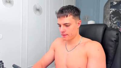 Straight amateur hunk surrenders to a gay touch - drtuber.com