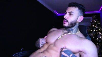 Straight amateur hunk surrenders to a gay touch - drtuber.com